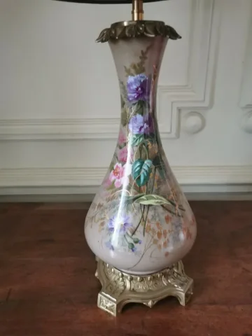 Paire de lampes en porcelaine montées bronze XIXème