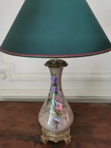 Paire de lampes en porcelaine montées bronze XIXème