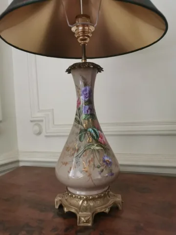 Paire de lampes en porcelaine montées bronze XIXème