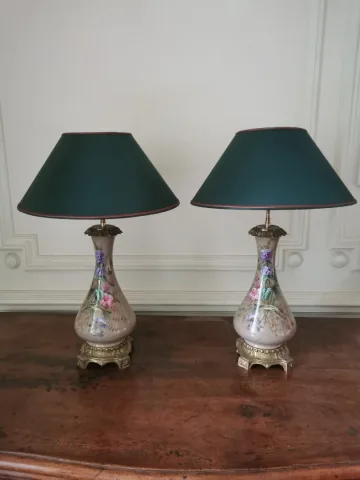 Paire de lampes en porcelaine montées bronze XIXème