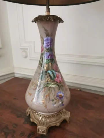 Paire de lampes en porcelaine montées bronze XIXème