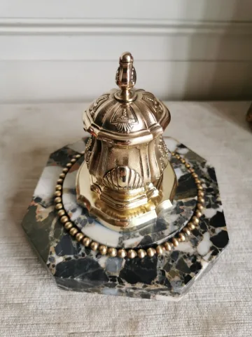 Encrier en bronze sur marbre, signé Lelièvre Octave