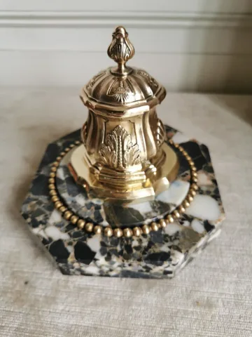 Encrier en bronze sur marbre, signé Lelièvre Octave