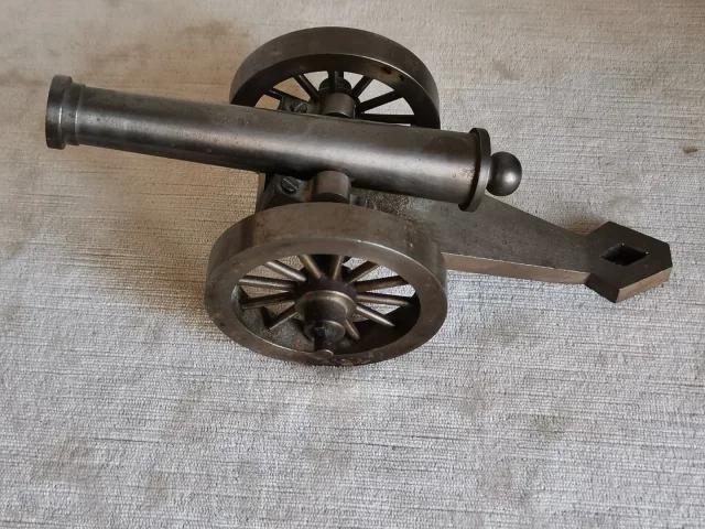 Canon d'artillerie en acier , objet de maîtrise