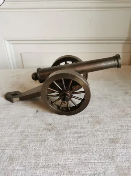 Canon d'artillerie en acier , objet de maîtrise