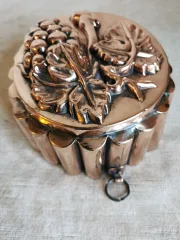 Moule à gâteau à décor d' une grappe de raisins XIXe