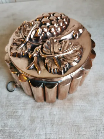 Moule à gâteau à décor d' une grappe de raisins XIXe