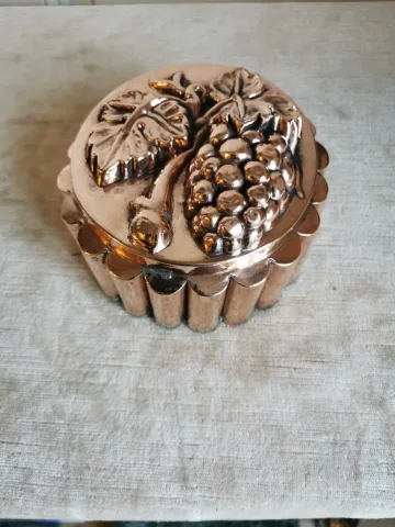 Moule à gâteau à décor d' une grappe de raisins XIXe