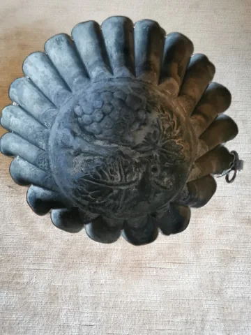 Moule à gâteau à décor d' une grappe de raisins XIXe