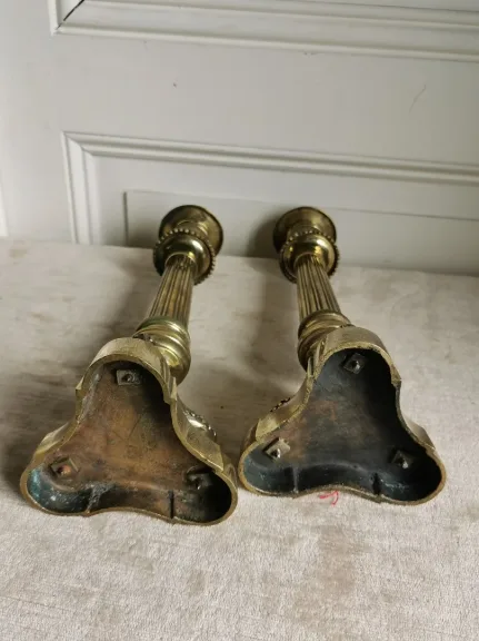 PAREJA DE CANDELEROS DE ÉPOCA DE RESTAURACIÓN FRANCESA