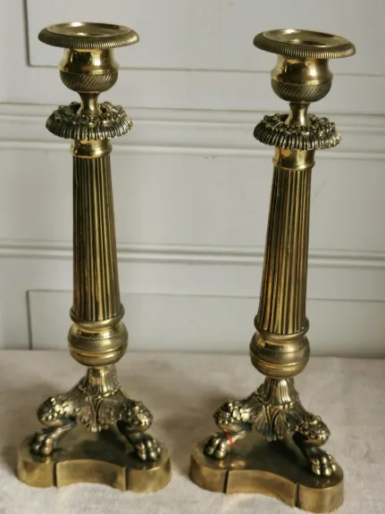 PAREJA DE CANDELEROS DE ÉPOCA DE RESTAURACIÓN FRANCESA