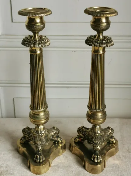 PAREJA DE CANDELEROS DE ÉPOCA DE RESTAURACIÓN FRANCESA