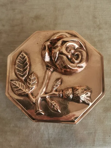 Moule en cuivre décor à la rose de forme octogonale