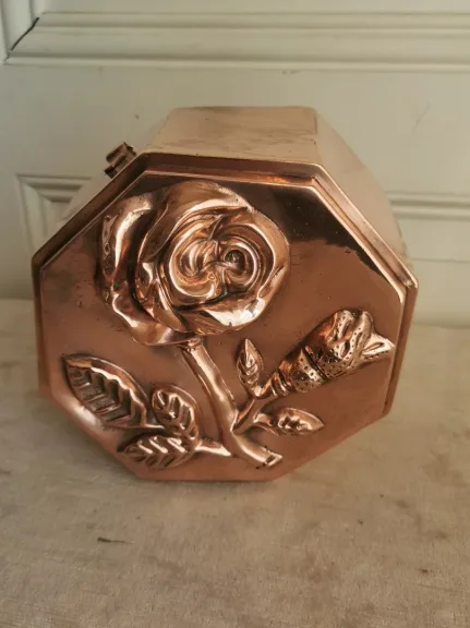 Moule en cuivre décor à la rose de forme octogonale