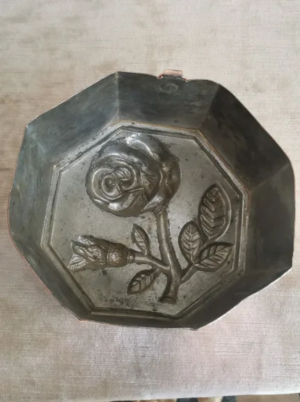 Moule en cuivre décor à la rose de forme octogonale