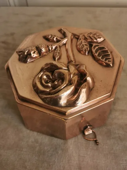 Moule en cuivre décor à la rose de forme octogonale