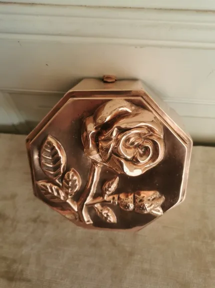 Moule en cuivre décor à la rose de forme octogonale