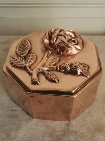 Moule en cuivre décor à la rose de forme octogonale