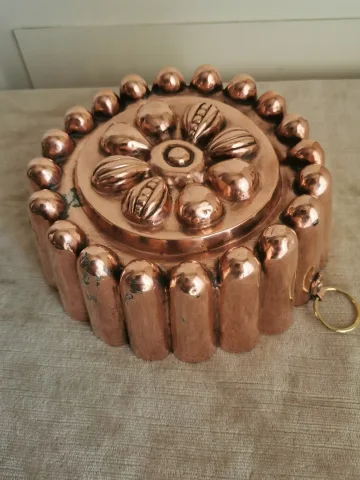 Moule à gâteau en cuivre XIXe à décor de figues