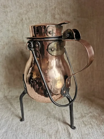 Coquemar en cuivre , pieds en fer forgé XVIIIème