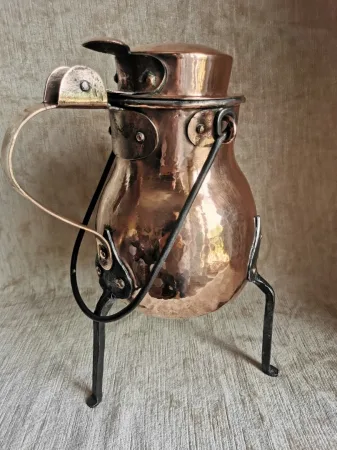 Coquemar en cuivre , pieds en fer forgé XVIIIème