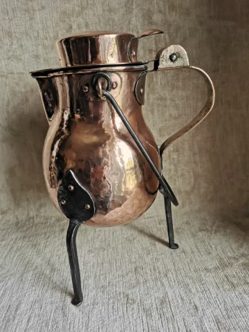 Coquemar en cuivre , pieds en fer forgé XVIIIème