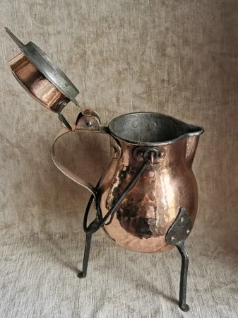 Coquemar en cuivre , pieds en fer forgé XVIIIème