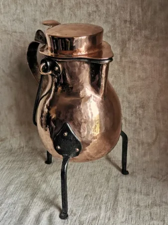 Coquemar en cuivre , pieds en fer forgé XVIIIème