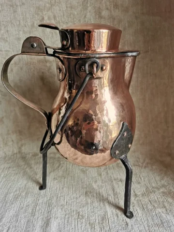 Coquemar en cuivre , pieds en fer forgé XVIIIème