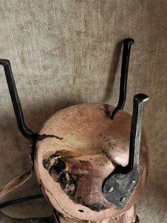 Coquemar en cuivre , pieds en fer forgé XVIIIème