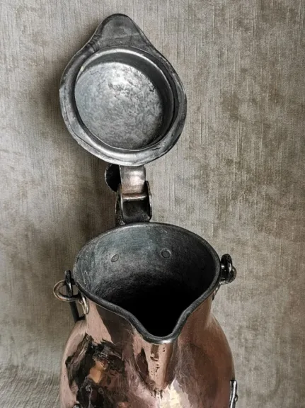 Coquemar en cuivre , pieds en fer forgé XVIIIème