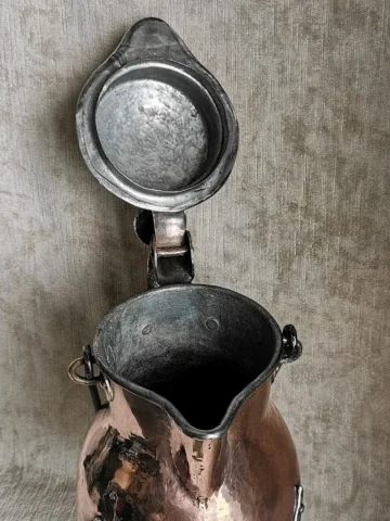 Coquemar en cuivre , pieds en fer forgé XVIIIème