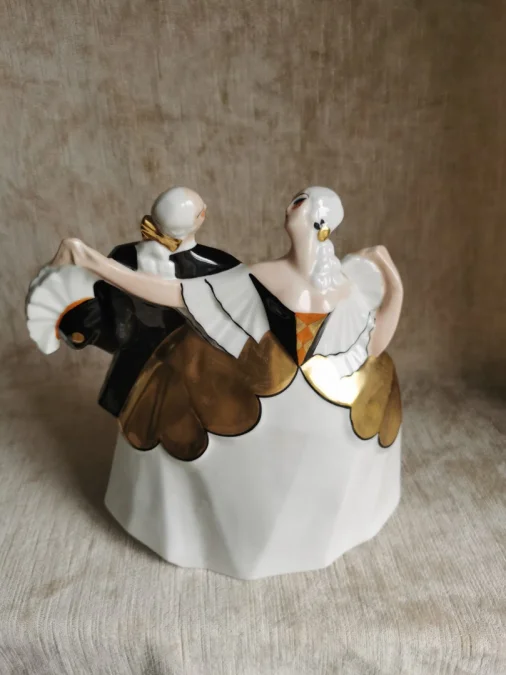ART DECO PERIOD PORCELAIN GROUP