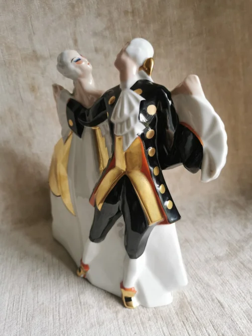 ART DECO PERIOD PORCELAIN GROUP