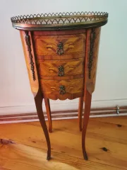 Petit meuble de style Louis XV en marqueterie