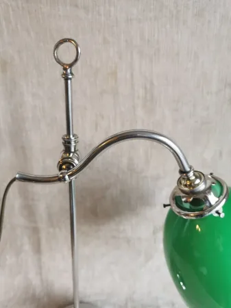 Lampe de bureau en laiton chromé avec opaline verte