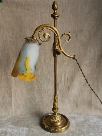 Lampe en bronze avec abat jour en pâte de verre signé .
