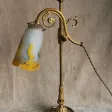 Lampe en bronze avec abat jour en pâte de verre signé .