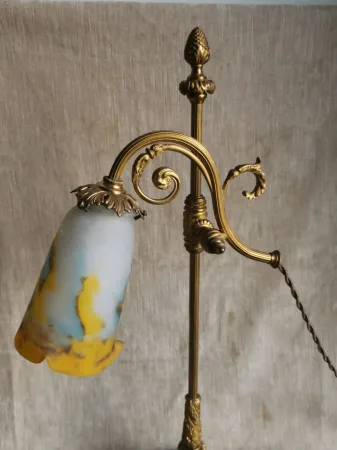 Lampe en bronze avec abat jour en pâte de verre signé .
