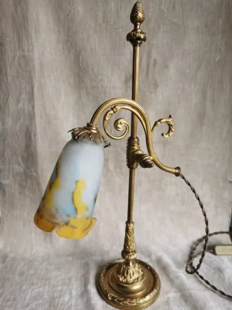 Lampe en bronze avec abat jour en pâte de verre signé .