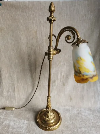 Lampe en bronze avec abat jour en pâte de verre signé .