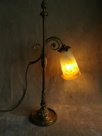 Lampe en bronze avec abat jour en pâte de verre signé .