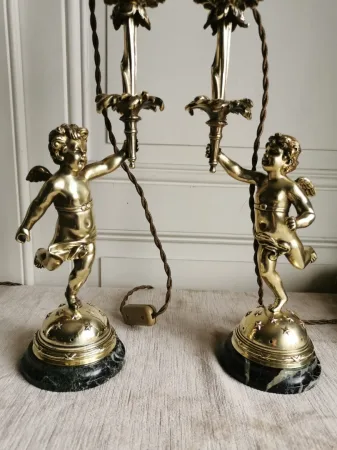 Paire de lampes en bronze ciselé  à décor d'angelots