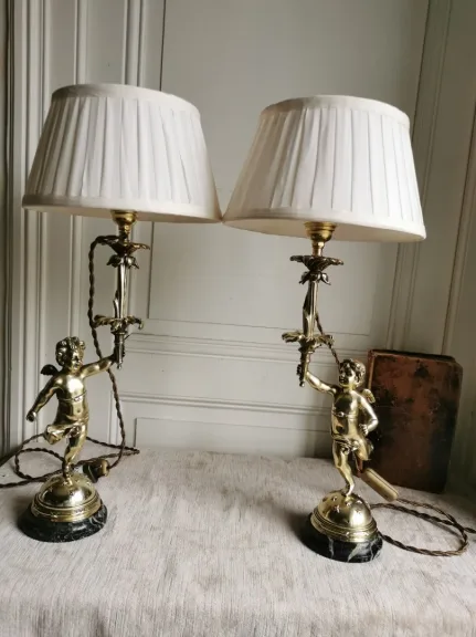 Paire de lampes en bronze ciselé  à décor d'angelots