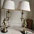 Paire de lampes en bronze ciselé  à décor d'angelots
