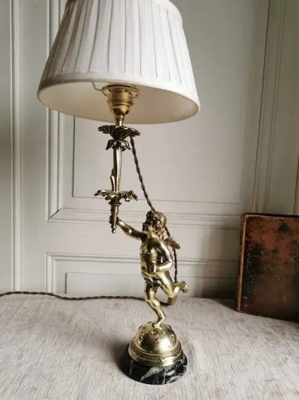 Paire de lampes en bronze ciselé  à décor d'angelots