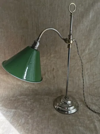 Lampe d'atelier en laiton chromé avec abat - jour en tôle émaillée