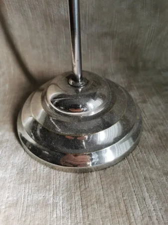 Lampe d'atelier en laiton chromé avec abat - jour en tôle émaillée
