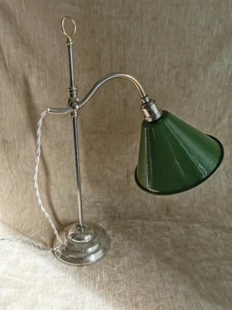 Lampe d'atelier en laiton chromé avec abat - jour en tôle émaillée