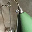 Lampe d'atelier en laiton chromé avec abat - jour en tôle émaillée